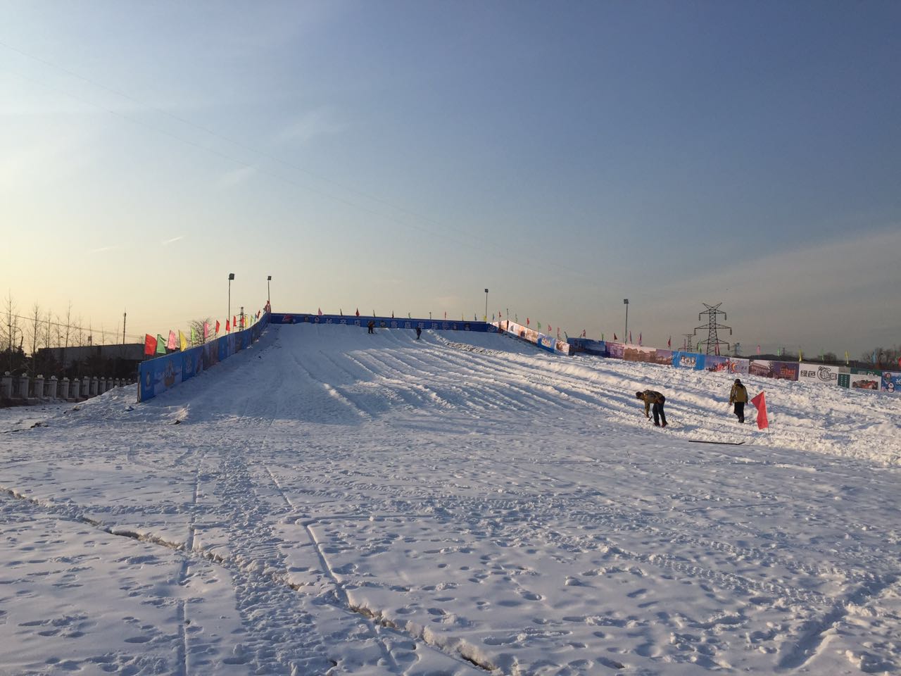 北京朝陽(yáng)店冰雪樂(lè)園成功開(kāi)幕，河北迪特加油助威